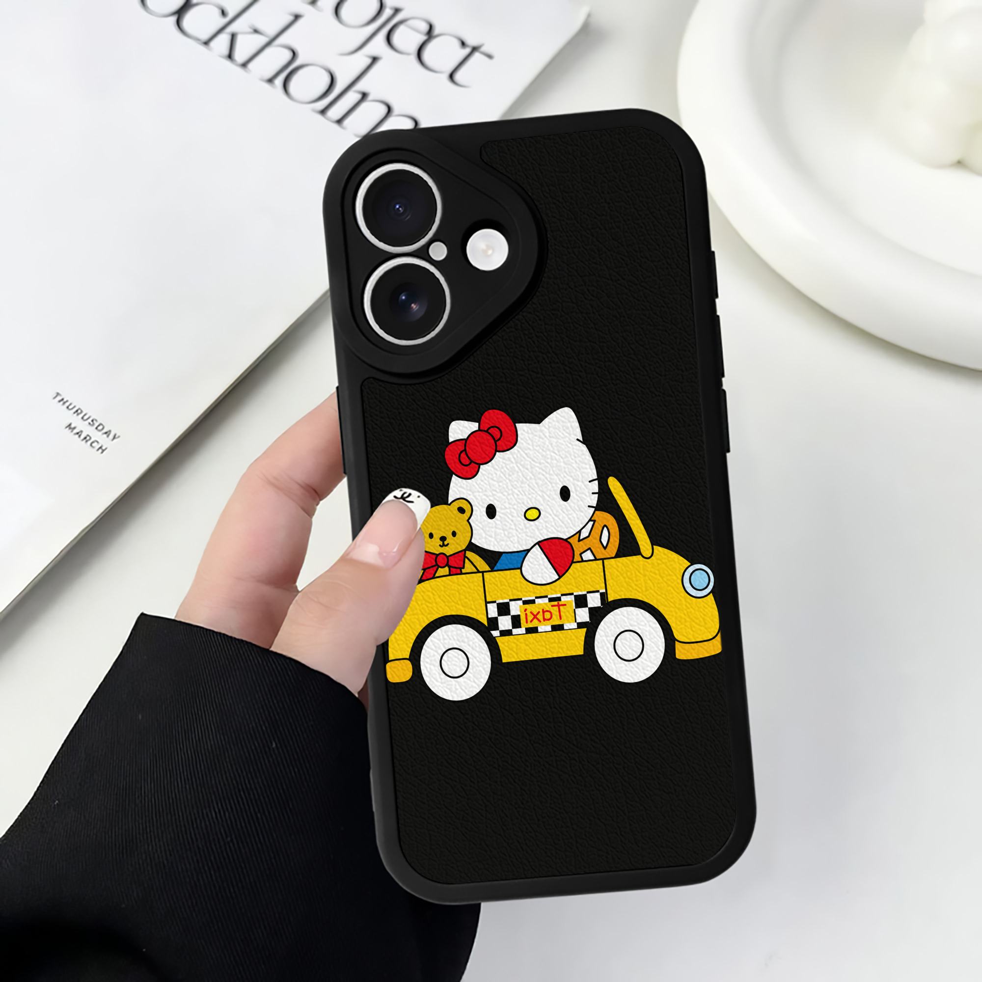 （画像用） Hello Kitty ハローキティ 【iPhone 16シリーズ対応】シリコンスマホケース（レザー調） 材質：シリコン
